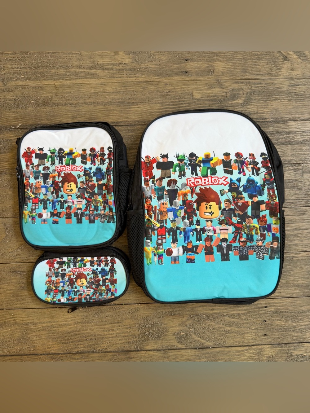 Roblox 3pc Baclpack Set
Includes backpack, lunch bag and pencil bag
New